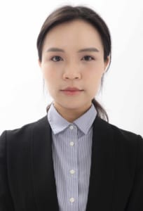ảnh thẻ passport của cô gái với phông trắng