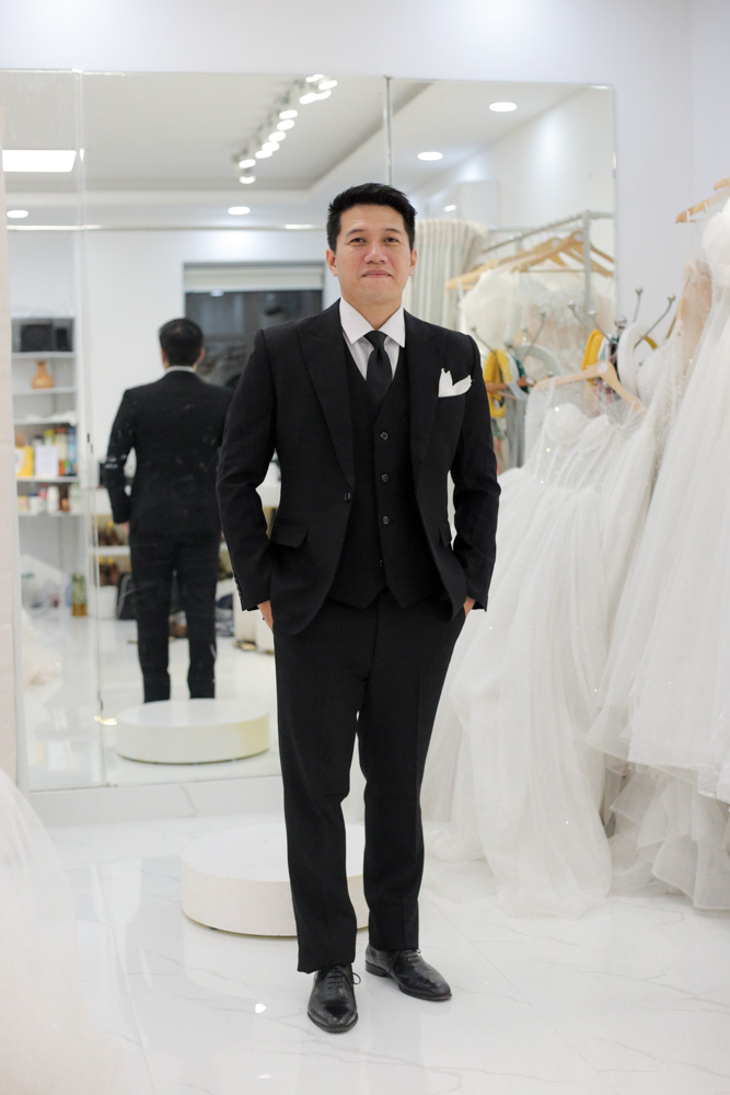 Hình ảnh thực tế: Thuê vest cưới nam tại Lily - Khách hàng tự tin và phong cách