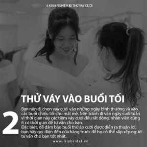Cô dâu thử váy cưới và nhân viên tư vấn