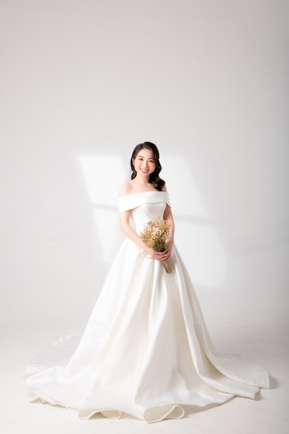 cô dâu mặc váy cưới chụp hình studio
