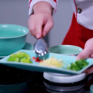 Bỏ gia vị vào chén riêng khi đã chuẩn bị sẵn.