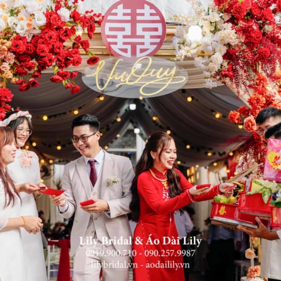 cô dâu chú rể phát thiệp mừng cho dàn áo dài bưng quả