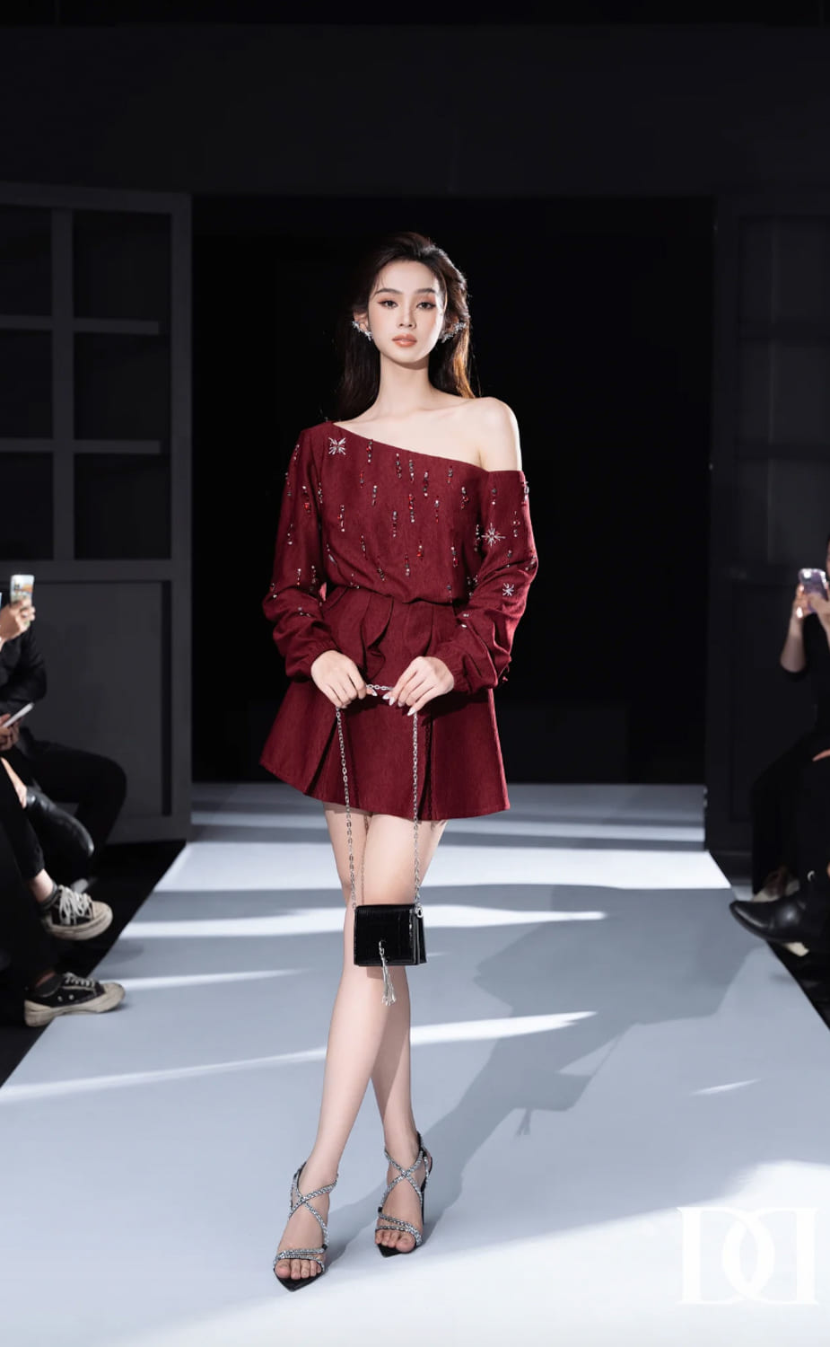 Váy dự tiệc cưới màu đỏ kiểu lệch vai tay dài Darling Diva